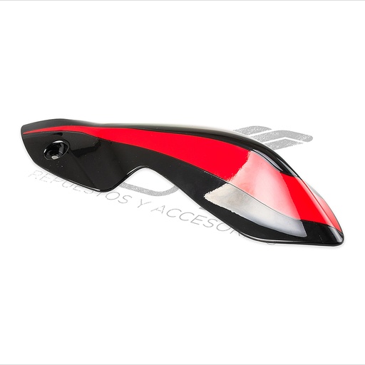 [F13011471] CUBIERTA FARO LATERAL IZQ NEGRO ROJO